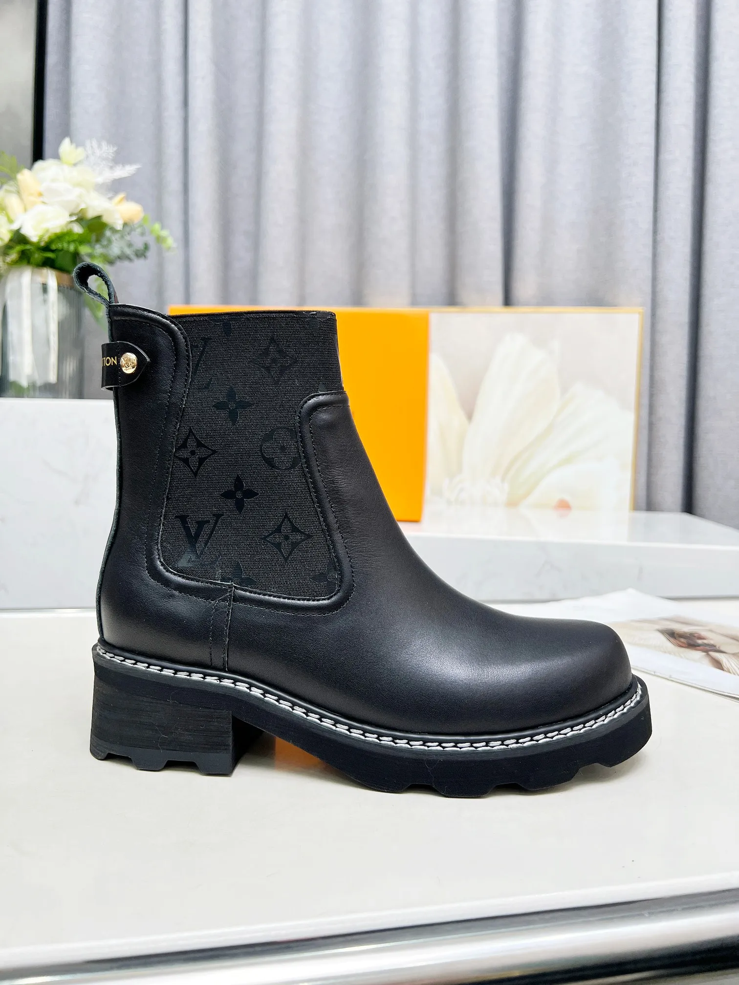 👟👟Ex-factory price 560👟👟Louis Vuitton 2024 autumn and winter high-end customization, major celebrity and Internet celebrity catwalk style, century-old classic, exquisite craftsmanship, comfortable on the feet. This LV Beaubourg ankle boot has a smooth calf leather body with handsome style and soft elements, and the Monogram patterned elastic side panel embodies the style of Chelsea boots. Paired with a thick yet lightweight micro outsole. Dazzling studs, a Louis Vuitton embossed leather label and plain stitching around the welt add to the sophisticated details. Fabric: Full-grain cowhide Lining: Cowhide Color: Black Brown Code number 35 to 40 (41 and 42 can be customized and non-returnable) Bosses are welcome to make orders